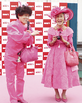 ピンク色の衣装で登場した林家ペーさん（左）とパー子さん