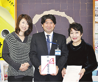 贈呈式に参加した（左から）田口さん、伊藤局長、榎本さん