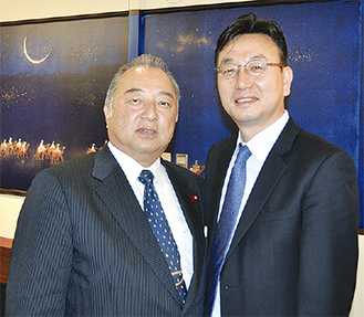 総会に出席した大島新会長（左）と朱総領事
