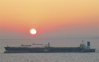 川崎港に望む初日の出（2014年撮影）