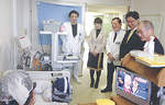 てんかん診療について、 黒川院長（右端）から説明を受ける西村くにこ県議