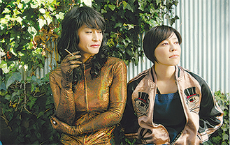 スナックのママを演じる須藤理彩さん（右）©2014「小川町セレナーデ」製作委員会