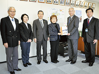 報告書を区長に手渡す新井トキ子委員長（中央右）