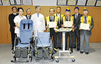 寄贈した車椅子と歩行補助器具を囲む川崎中央ＬＣ会員（右）と市立川崎病院職員
