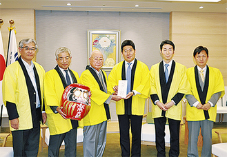 斎藤会長（中左）が福田市長へ寄付金を手渡した