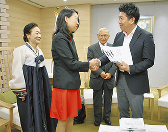 福田市長（右）に署名を手渡す市民団体のメンバー
