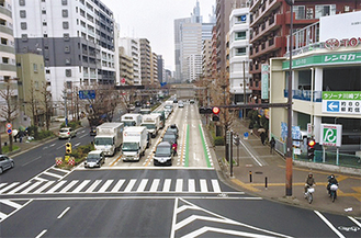 渋滞緩和が図られた元木町交差点（産業道路側から撮影）=市提供