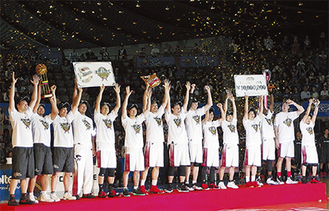 表彰台で喜びを表す東芝神奈川の選手