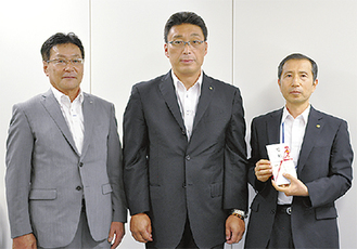 林田理事、矢野会長と目録を受け取った吉川部長（左から）