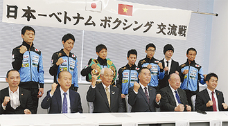 会見を行う齊藤委員長（前列左から３人目）ら