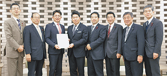 福田市長（左から3人目）に要望書を手渡す川崎区議員団の議員