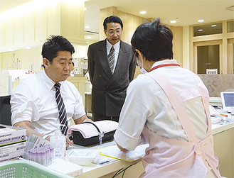 献血に協力する福田市長