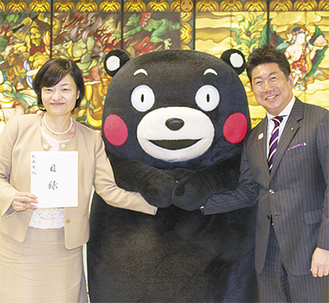 くまモンを囲んで記念写真におさまる福田市長（右）と田上熊本市東京事務所所長