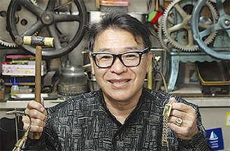数千の宝飾品を蘇らせてきたデザイン彫金士の久保田宗孝さん
