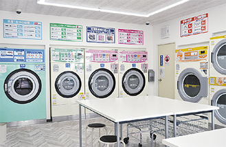 洗濯機はドラム洗浄（2分間無料）付きで、衛生面が気になる人にも配慮。無人店舗だが、コールセンターが24時間対応してくれるので、困った時も安心。