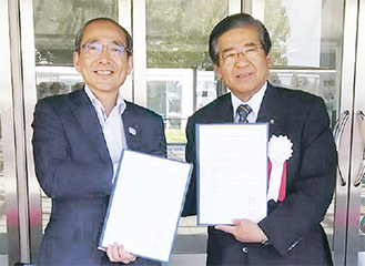 締結書を手にする三浦副市長と須藤富士宮市長（左から）