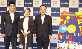 （左から）記者発表に臨んだ福田紀彦川崎市長、歌手の伊藤君子さん、山田実行委員長