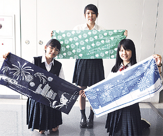 （左から）デザインした手ぬぐいをＰＲする高岡さん、三浦さん、小島さん