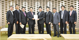 福田市長（右から５番目）に要望書を手渡す議院団