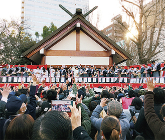 福を受けとろうと多くの人が集まった稲毛神社（昨年）