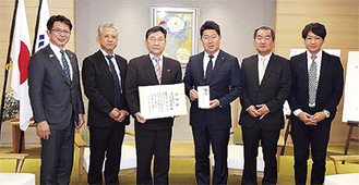 福田市長（右3番目）を囲み記念写真