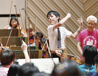 昨年の指揮者体験の様子©青柳聡