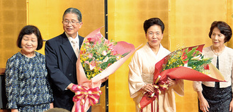 花束を受け取る藤嶋昭さん（左）、とみ子夫人