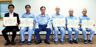 表彰を受けた５人と菅野署長（中央）