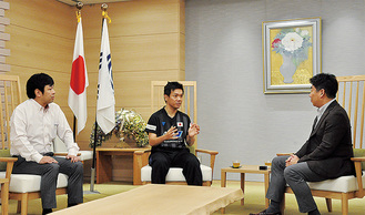 福田市長（右）に報告する今泉選手（中央）、鳥井満青嵐クラブ代表