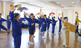 日本舞踊を踊る生徒たち