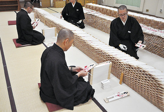 護摩を整える僧侶たち