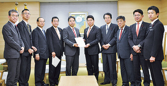 福田市長（右から5番目）に要望書を手渡す議員団