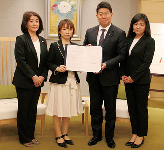 締結書を手にする江成代表（左）と福田市長