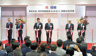 テープカットを行う福田市長（左から３人目）ら関係者