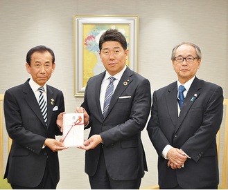 左から大川さん、福田市長、小俣さん