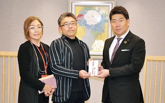 渥美社長（中央）から福田市長（右）に寄付金が贈られた