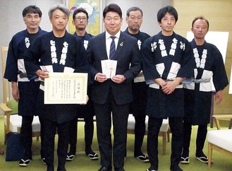 川崎古式消防記念会道具中の会員と福田市長(中央)
