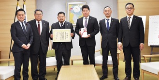 福田市長（右から３人目）を囲み、記念写真に納まるライオンズクラブメンバー