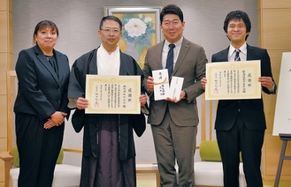 福田紀彦市長（右から２番目）を囲んで笑顔の出席者