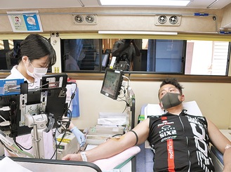 献血を行う選手