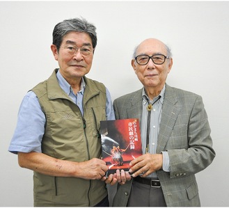 本を手にする関さん（左）と小川さん
