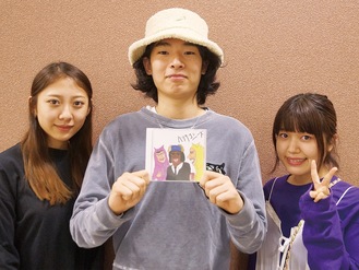 ＣＤを手にＰＲする遠藤さん、松本さん、関田さん(右から)