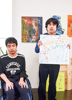 作品を出展する本間さん(左)と山本さん