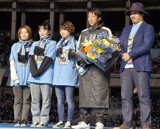 音楽ユニット「スキマスイッチ」の常田真太郎さん（右）と「ＳＨＩＳＨＡＭＯ」のメンバーと記念撮影に納まる中村選手
