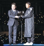 贈呈式で披露する中村選手と福田市長（右から）