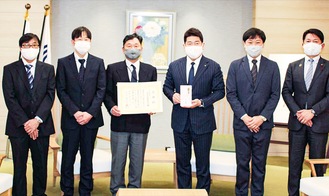 福田市長（右から３番目）を囲んで記念写真に納まる出席者