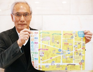 地図をＰＲする戸村理事長
