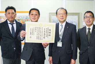 大川会長（中央左）と小田嶋教育長（中央右）ら