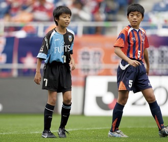 Ｕ-12時代の三笘選手（左） ©川崎フロンターレ