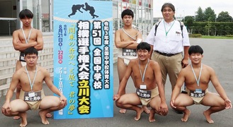 試合に出場した渡辺さん、太田晴也さん、太田力月さん（いずれも前列・左から）